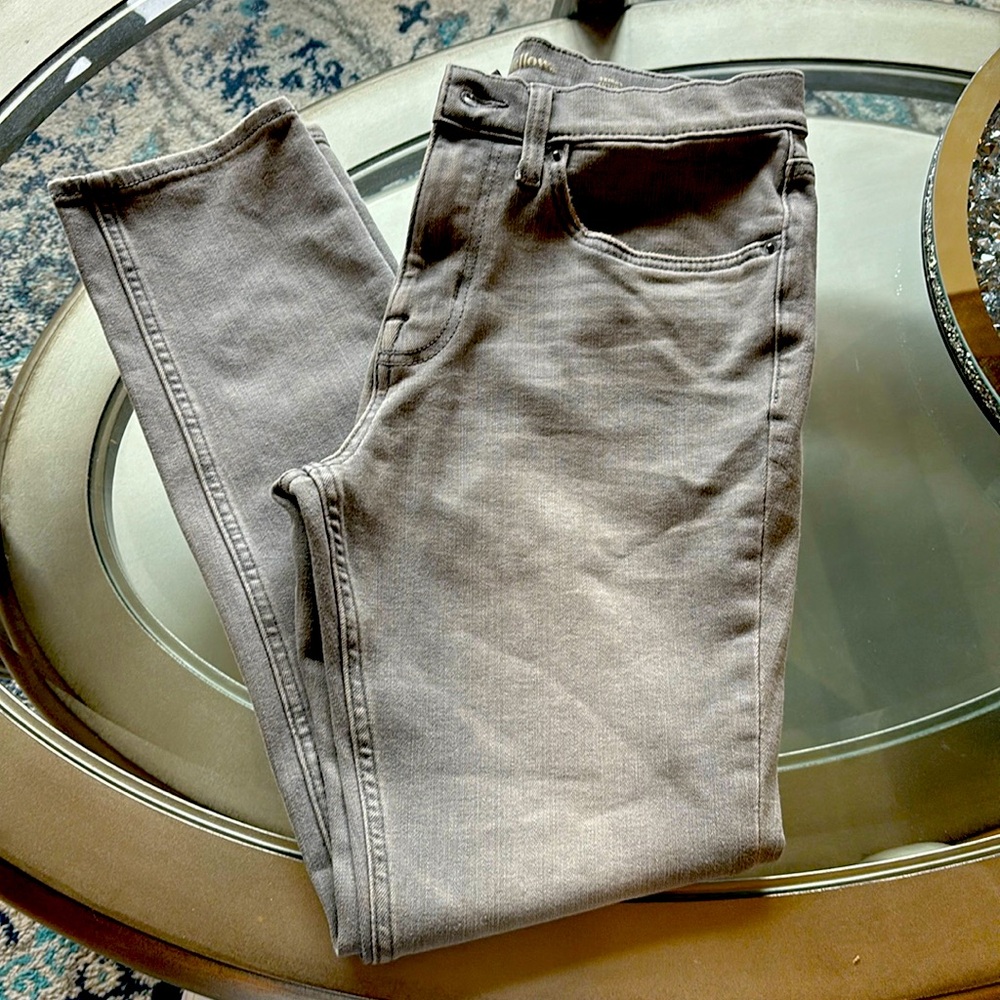 Light gray super soft/stretchy denim w/ subtle whiskering.  Sz 30x30, Skinny cut